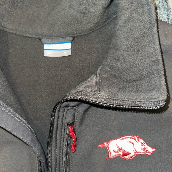 Columbia Men's Softshell Black Jacket with Arkansas Hogs Emblem - Picture 4 of 4
